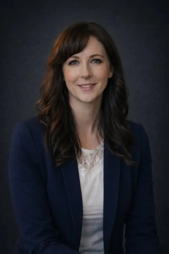 Portrait Bild Businessfrau auf grauem Hintergrund